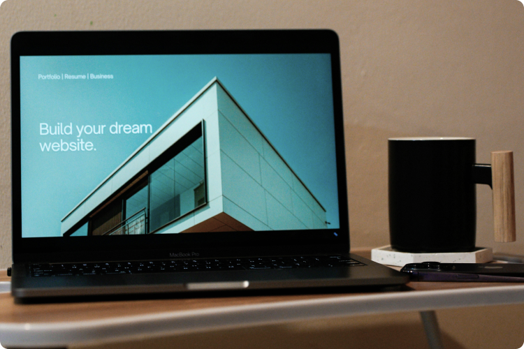 モニターに表示されたWebサイトのデザイン画面